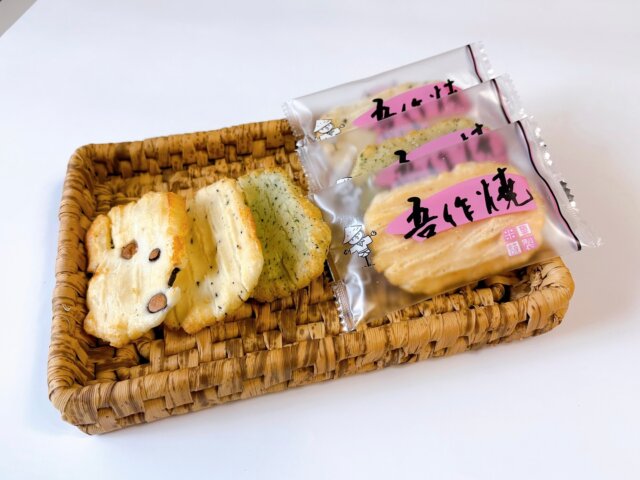 吾作焼の個包装デザインが変更になりました👩‍🌾
案山子のイラストとピンクのラインが目印です🎀

#あられ　#おかき　#米菓　#仁の蔵　#高橋製菓　#贈り物　#ギフト　#おつまみ　#おやつ　#かかし　#イラスト　#ピンク